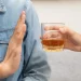 Photo d'une personne qui refuse un verre d'alcool