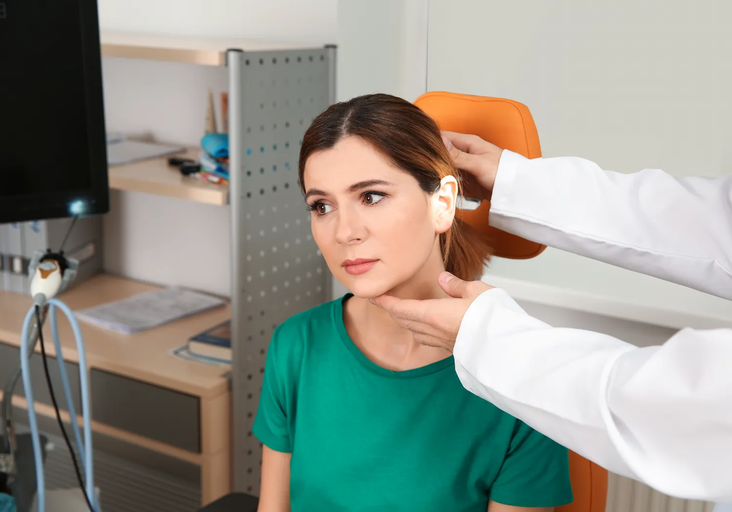 femme qui passe un contrôle de son audition