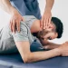 photo d'un homme en séance d'ostéopathie