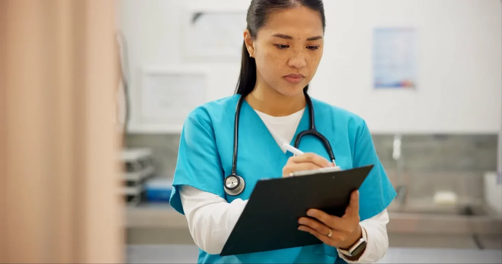 Un vétérinaire remplit un certificat d'engagement et de connaissance pour un futur adoptant