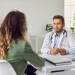 Illustration d'un médecin et d'un patient dans le cadre de la campagne Mon Bilan Prévention