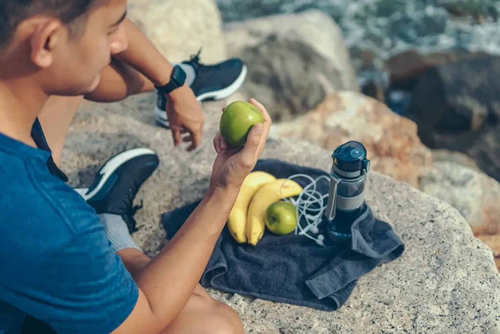 Manger un fruit ou des graines oléagineuses est suffisant et sain après une séance de sport.