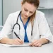 Illustration d'un médecin remplissant une feuille de soin