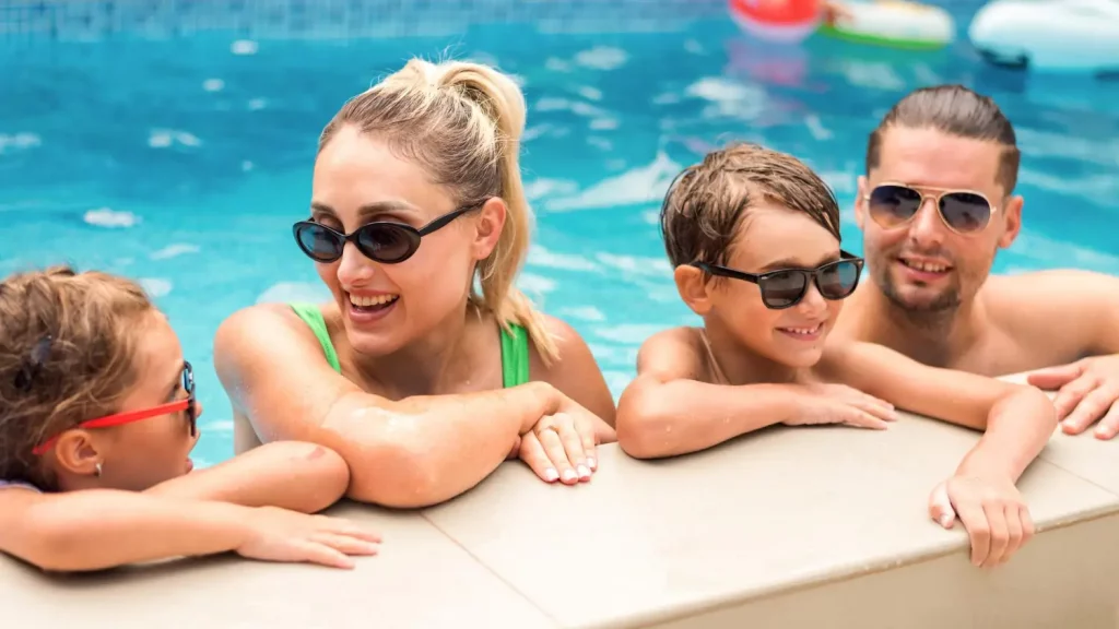 Surveiller les enfants et les sensibiliser aux bons gestes permet de réduire les risques d'hydrocution.