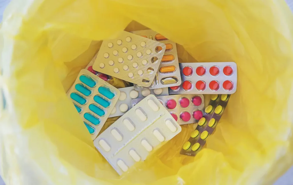 Les médicaments périmés sont à déposer dans une pharmacie afin de les recycler. 