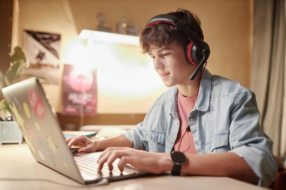 Après 12 ans, les enfants peuvent disposer de leurs propres écrans, en respectant des règles.