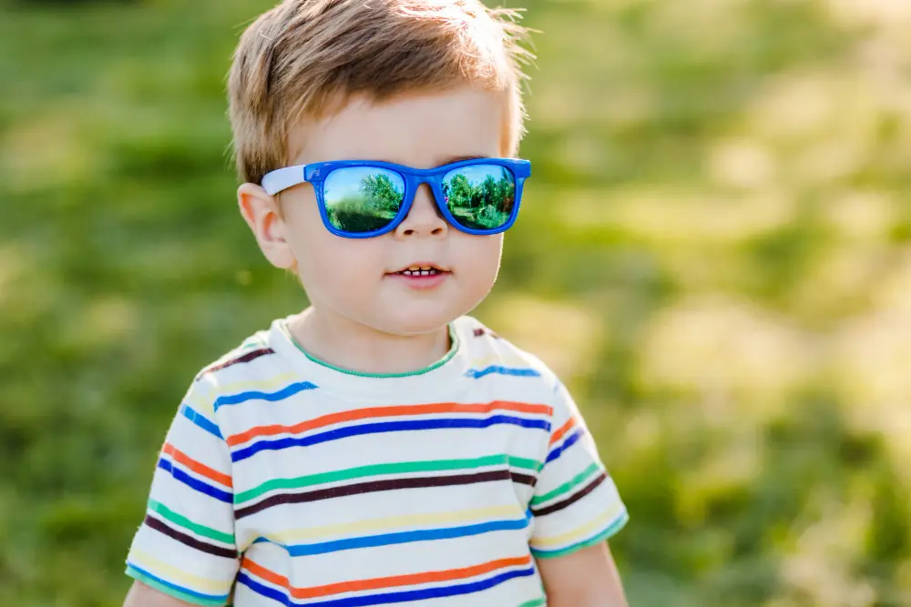 Les lunettes de soleil sont obligatoires pour protéger les yeux des enfants.